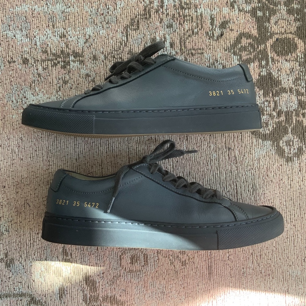 Women’s Common Projects Achilles Low Top Sneaker in dark grey (5472)